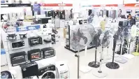  ??  ?? BANYAK PILIHAN: Pelbagai jenis barangan elektrik dan elektronik terdapat di Wegahome Electrical Sdn Bhd di Pusat Beli-Belah Aiman, Kota Samarahan.