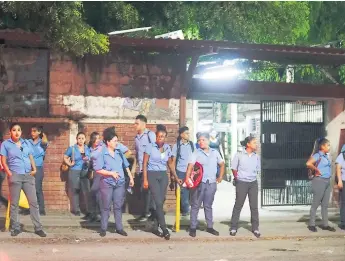  ?? FOTOS: YOSEPH AMAYA ?? CENTRO. Los alumnos de la jornada nocturna del José Trinidad Reyes esperan el transporte al salir de sus clases.