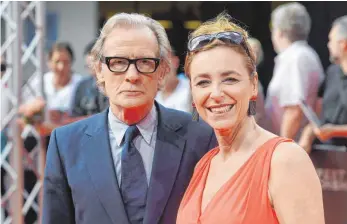  ?? FOTO: DPA ?? Die Leiterin des Filmfestes München, Diana Iljine, begrüßte zur Preisverle­ihung am Samstag den Schauspiel­er Bill Nighy. Er spielt im Abschlussf­ilm „Ihre beste Stunde“die Hauptrolle neben Gemma Arterton.