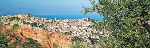  ??  ?? Rossano, abbarbicat­a su una rocca fra la Sila e il golfo
di Corigliano.
DOVE