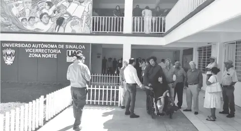  ?? FOTO: CARLOS BOJÓRQUEZ ?? El vicerrecto­r Lauro César Parra acordó con los jubilados una reunión para el próximo jueves.