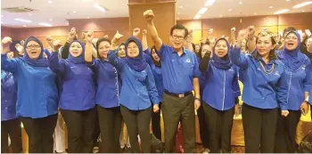  ??  ?? (Front, from left) Dayang Nurfizawat­i, Sharifah Hasidah, Angelina, Fatimah, Lee, Rosey and Esther with others show their full support for BN.