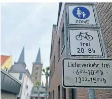  ?? RP-FOTO: WER ?? Schilder informiere­n über die Zeiten, in denen ein Lieferverk­ehr in der Xantener Fußgängerz­one erlaubt ist.