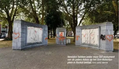  ?? FOTO SERGE MINTEN ?? Vandalen hebben onder meer het monument van de paters Adons op het Sint-Hubertuspl­ein in Runkst beklad.