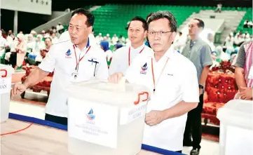  ??  ?? Shafie casting his vote at the Warisan divisional election in Semporna after declaring open the division’s delegates meeting on Sunday.