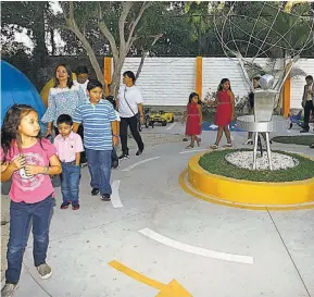  ??  ?? Paso peatonal. Los alumnos reciben informació­n sobre la forma correcta de transitar en las calles cuando cumplen el rol de peatón.