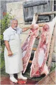  ?? FOTO: WINFRIED RIMMELE ?? Eine Hausschlac­htung wie sie früher üblich war.