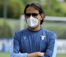  ??  ?? Con la mascherina/1 Simone Inzaghi, tecnico della Lazio, 44 anni