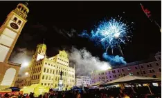  ?? Archivfoto: Silvio Wyszengrad: ?? Auch in diesem Jahr dürfen sich die Besucher des Festivals La Strada wieder auf zwei Feuerwerke freuen.