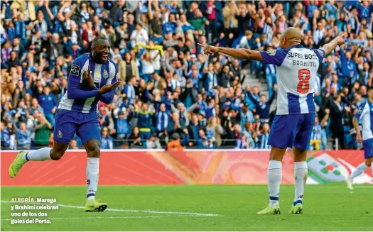  ??  ?? ALEGRÍA. Marega y Brahimi celebran uno de los dos goles del Porto.