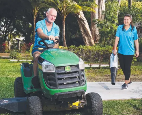  ?? Picture: BRENDAN RADKE ?? CLEAN UP: Palm Cove Holiday Park staff Glenn Mauer and Teresa Boswell tidy up before tourists arrive.