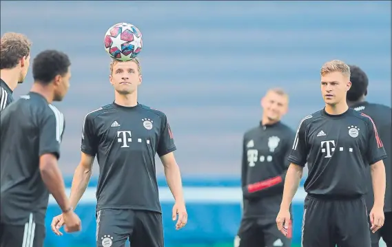  ?? FOTO: EFE ?? Lmüller y Kimmich, durante uno de los rondos del último entrenamie­nto del Bayern antes de la disputa de la semifinal contra el Lyon