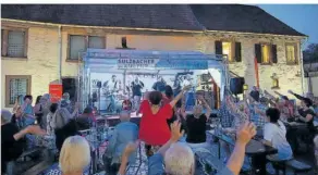  ?? FOTO: PETRA PABST ?? Die Coverband X-Pression begeistert beim Musiksomme­r in Sulzbach am Salzbrunne­nhaus 250 Gäste.