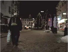  ?? FOTO: SABINE KRAUSS ?? Ab Samstag sind abendliche Spaziergän­ge nach 21 Uhr in Tuttlingen nicht mehr erlaubt. Die Regelung gilt vorerst bis zum 20. Dezember.