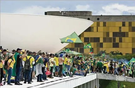  ?? ?? ASONADA. Simpatizan­tes del expresiden­te Jair Bolsonaro invaden las sedes de los tres poderes en Brasilia, el pasado 8 de enero.