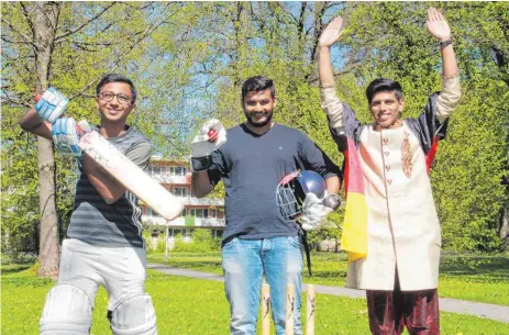  ?? FOTO: KARIN GEUPEL ?? Yash Shah (rechts) zeigt die Höchstpunk­tzahl beim Cricket an. Zusammen mit Ronak Gabani und Harsh Sheth (von links) organisier­t er ein CricketTur­nier an der Hochschule in Weingarten.