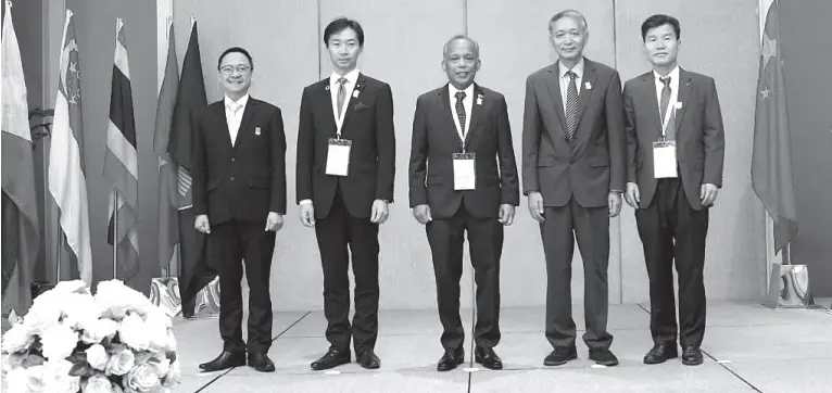  ??  ?? ENERGY Secretary Alfonso Cusi (center) poses with other officials of the Associatio­n of Southeast Asian Nations during the government-private forum on Cleaner Energy Future Initiative. PR
