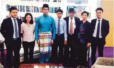  ??  ?? ADAM (tiga dari kanan) bersama Menteri Belia dan Sukan Khairy Jamaluddin Abu Bakar (tengah), Shamirul (empat dari kanan) dan Suhana (dua dari kiri).