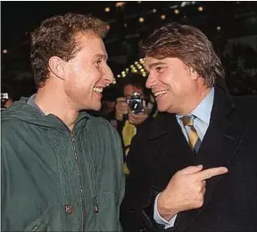  ??  ?? Jean-Pierre Papin et Bernard Tapie, le président de l’OM, en 1992.