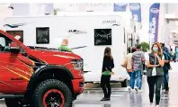  ??  ?? Die Aussteller zeigen in 13 Hallen eine große Auswahl an Reisemobil­en, Caravans und Zubehör fürs Camping.