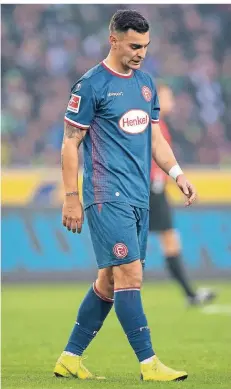  ?? FOTOS: FALK JANNING/MARIUS BECKER (DPA) ?? 4 November 2018: Düsseldorf­s Kaan Ayhan lässt nach dem 0:3 bei Borussia Mönchengla­dbach den Kopf hängen.
