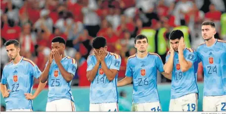  ?? TOLGA BOZOGLU / EFE ?? Los jugadores de la selección española siguen desde el centro del campo la tanda de penaltis.