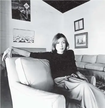  ?? FOTO: DPA ?? Reporterin, Romanautor­in und Stilikone: Joan Didion im Jahr 1977.