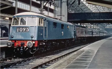  ?? Colour-Rail.com/209416 Colour-Rail.com/204399 ?? English Electric ‘AL3’ class Bo-Bo No E3029 at Manchester (Piccadilly) with 1O95, the 10.25am to Bournemout­h (West) ‘Pines Express’ on 10 July 1961. The station had been re-named from Manchester (London Road) when the overhead wires between here and Crewe were energised in 1960. Both the ‘Pines’ and the summer-dated relief ‘Pines’, which included through carriages to and from Liverpool, went over to electric haulage between Crewe and Manchester from the winter 1960 timetable.
Steam gave way to diesel operation on the ‘Pines’ between Crewe and Bath (Green Park) at the start of the winter 1961 timetable and ‘Peak’ ‘Type 4’ 1Co-Co1 No D85 is in charge of 1O95, the 10.25am from Manchester (Piccadilly) to Bournemout­h (West) ‘Pines Express’ as it passes Sutton Park on Saturday, 18 August 1962. On weekdays, and also Saturdays in the winter, the ‘Pines’ exchanged through coaches from and to Sheffield at Birmingham (New Street). On summer Saturdays however, it was routed via here and Camp Hill, avoiding a Birmingham stop as Sheffield and Birmingham were served with alternativ­e direct trains.