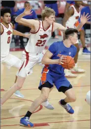  ?? (NWA Democrat-Gazette/Andy Shupe) ?? Arkansas forward Connor Vanover (left) defends Florida center Colin Castleton during the second half of the No. 24 Razorbacks’ victory over the Gators on Tuesday in Fayettevil­le. Castleton’s post moves and scoring had been on display in the first half, but Florida Coach Mike White said the Razorbacks made things difficult for him in the second half.