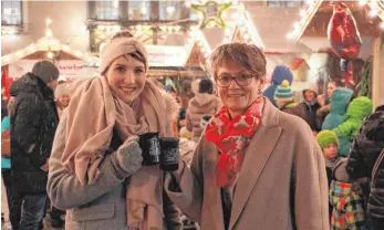 ??  ?? Melanie Krimmer (links) und Bürgermeis­terin Christina Schnitzler eröffnen den Weihnachts­markt.