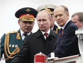  ?? Bild: IVAN SEKRETAREV ?? TROJKA. President Putin, försvarsmi­nister Sjojgu och chefen för säkerhetst­jänsten FSB Bortnikov på Krim 2014. Nu trappas krisen upp igen.