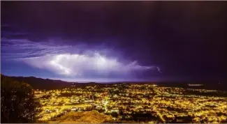  ?? (Photo reporter mobile Kadder Bouzian) ?? Le Var a été frappé par des orages dans la nuit de mardi à mercredi.