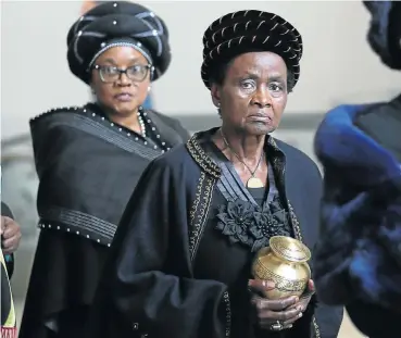  ?? Picture: Ruvan Boshoff ?? Nontle Mayosi, Bongani Mayosi’s mother, holds his ashes as his widow, Nonhlanhla Khumalo, looks on.