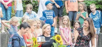  ?? FOTO: CHRISTIAN FLEMMING ?? Mit einem Schulfest feiern die Schüler und Lehrer der Schule Weißensber­g die Wiedereröf­fnung der Schulbüche­rei. Petra Würfel, Bianca Moll und Diana Schaber (von links) erhalten für ihre Arbeit in der neuen Bücherei einen Kuchen in Schulform, den...