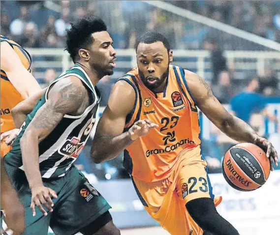  ?? FOTO: EFE ?? Chris Evans trata de superar la presión de Keith Langford, jugador del Panathinai­kos, en el reciente duelo de Euroliga