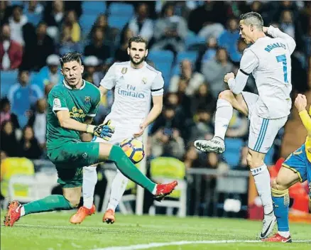  ?? FRANCISCO SECO / AP ?? Cristiano Ronaldo fallando una clara ocasión ante Lizoain, portero del Las Palmas, el pasado domingo