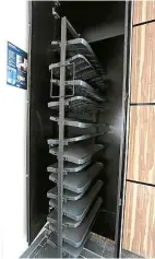  ??  ?? The rotating shoe rack can fit up to 54 pairs of shoes.