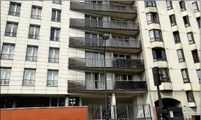  ??  ?? L’enfant était suspendu à l’un des balcons de cette résidence parisienne.