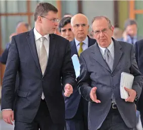  ??  ?? Valdis Dombrovski­s, 46 anni, vicepresid­ente Ue e (a destra) il ministro Pier Carlo Padoan, 67 anni