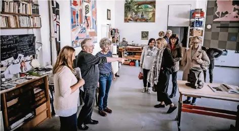  ?? FOTO: ANDREAS ENDERMANN ?? Besucher beim Zwischenst­opp im Kunstpunkt 53, Himmelgeis­ter Straße 107b: dem Atelier von Edith Oellers (3. v. L.) und Jörg Eberhard (2. v. L.)