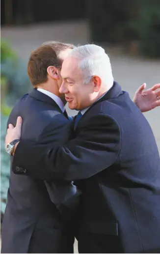  ?? LUDOVIC MARIN AGENCE FRANCE-PRESSE ?? Le premier ministre israélien, Benjamin Nétanyahou, a fait l’accolade au président français, Emmanuel Macron, lors de son arrivée au Palais de l’Élysée, à Paris, dimanche.