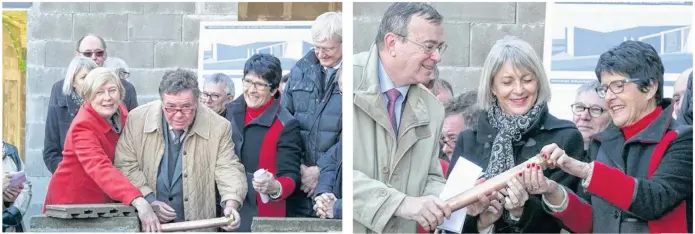  ??  ?? Armelle Reignier, Jean Pierre Rossard et Françoise Dubois ont déposé le tube dans le muret d’entrée de la MSP. François Robin, Marie Pervenche Plaza et Françoise Dubois ont scellé, non sans difficulté, le message destiné aux génération­s futures