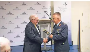  ?? FOTO: LUFTWAFFE ?? Der Kommandeur Zentrum Luftoperat­ionen, Generalleu­tnant Habersetze­r, mit einem herzlichen Dankeschön an den Vortragend­en Klaus Naumann.