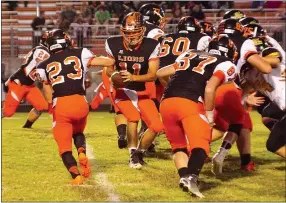  ?? Photo by Randy Moll ?? Kilby Roberts, Gravette quarterbac­k, gets ready to hand off the ball to Brady Moorman against Prairie Grove.