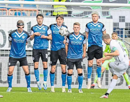  ?? Foto: Oliver Krato ?? Die Bielefelde­r müssen gegen Duisburg zusammenha­lten, so wie hier Klos, Lannert, Großer, Schneider und Oppie (v.l.).