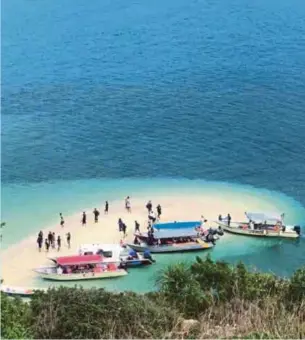  ??  ?? KEINDAHAN gugusan kepulauan Mersing pastinya menjanjika­n percutian sukar dilupakan.