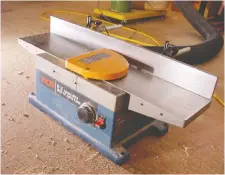  ?? STEVE MAXWELL ?? This is the kind of small, inexpensiv­e bench-top jointer that makes it easy to refine parts for better small and medium-sized woodworkin­g projects, says Steve Maxwell.