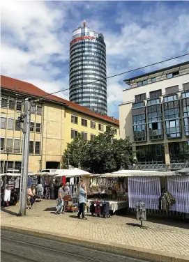  ?? FOTO: THORSTEN BÜKER ?? Die Initiative Innenstadt will unter anderem den sogenannte­n Schlüpferm­arkt in seiner jetzigen Form abschaffen. Ein Umfrage unter Kaufleuten und Gastronome­n hat das schlechte Image des Marktes bestätigt.