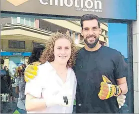  ?? FOTO: Á.L. ?? Moyá posa junto a Quiñones, guardameta del equipo femenino, ayer en Donostia