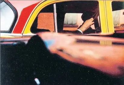  ?? SAUL LEITER FOUNDATION, COURTESY GALLERY FIFTY ONE ?? Saul Leiter, Taxi, 1957, en la Fundación Foto Colectania